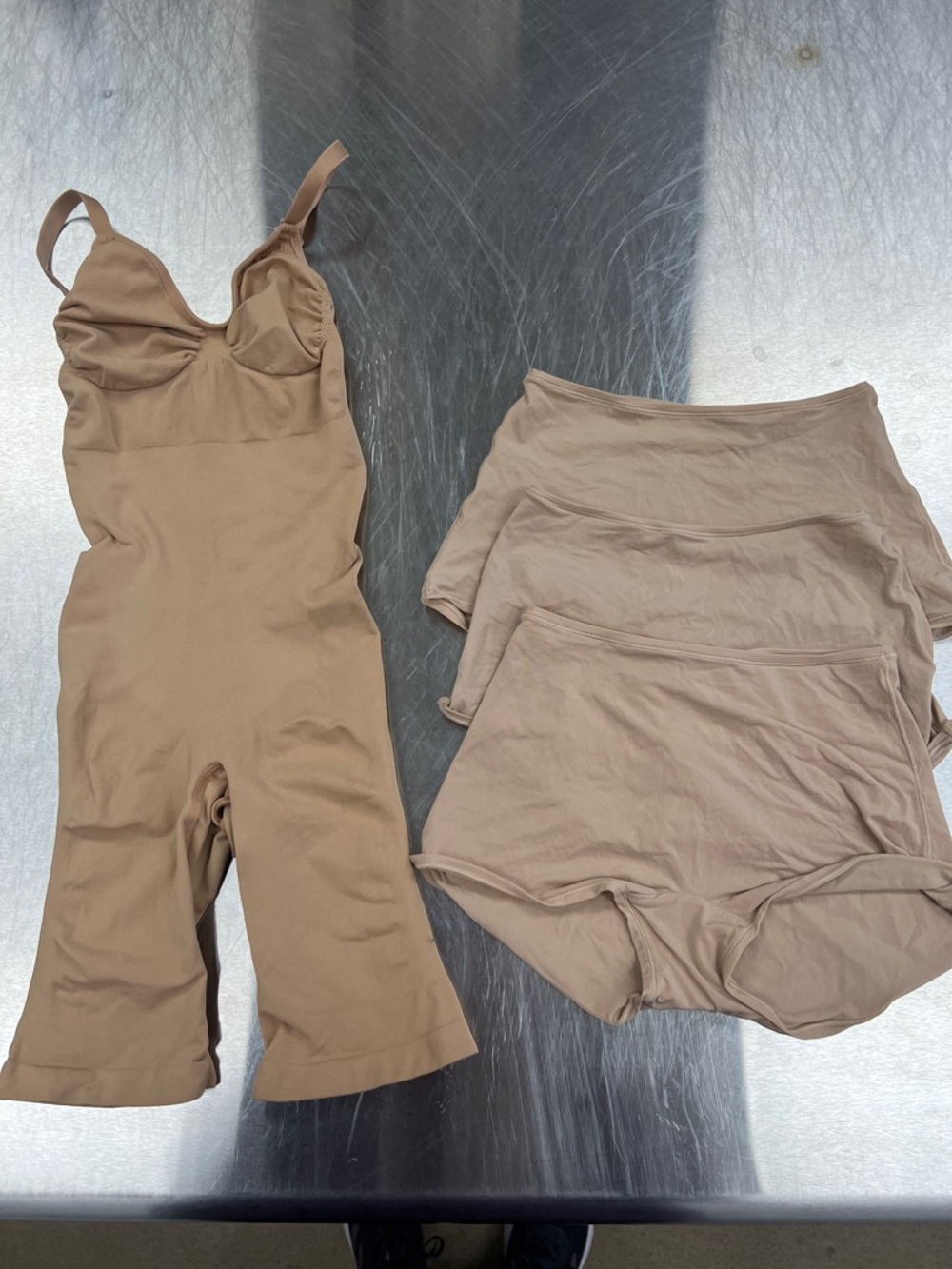 SKIMS Nude/Taupe Seamless Shapewear, Plus 3pack Nude Boy Shorts